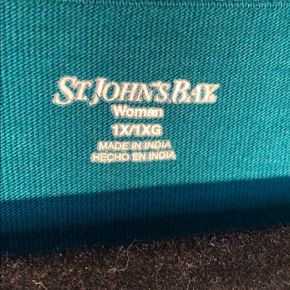 Green stones around U neck - Picture 2 of 4